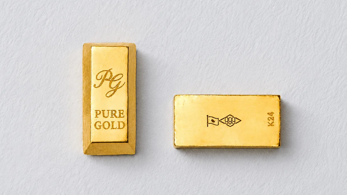 純金インゴット（PURE GOLD）の表面と裏面